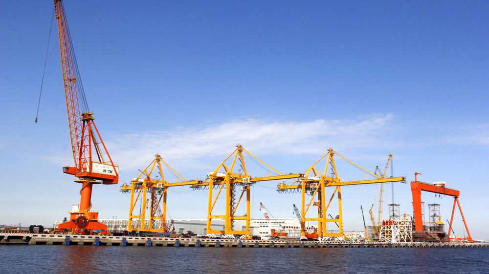 為科尼公司生產的岸橋群,用于印度尼西亞第三港務局(60噸-46米)